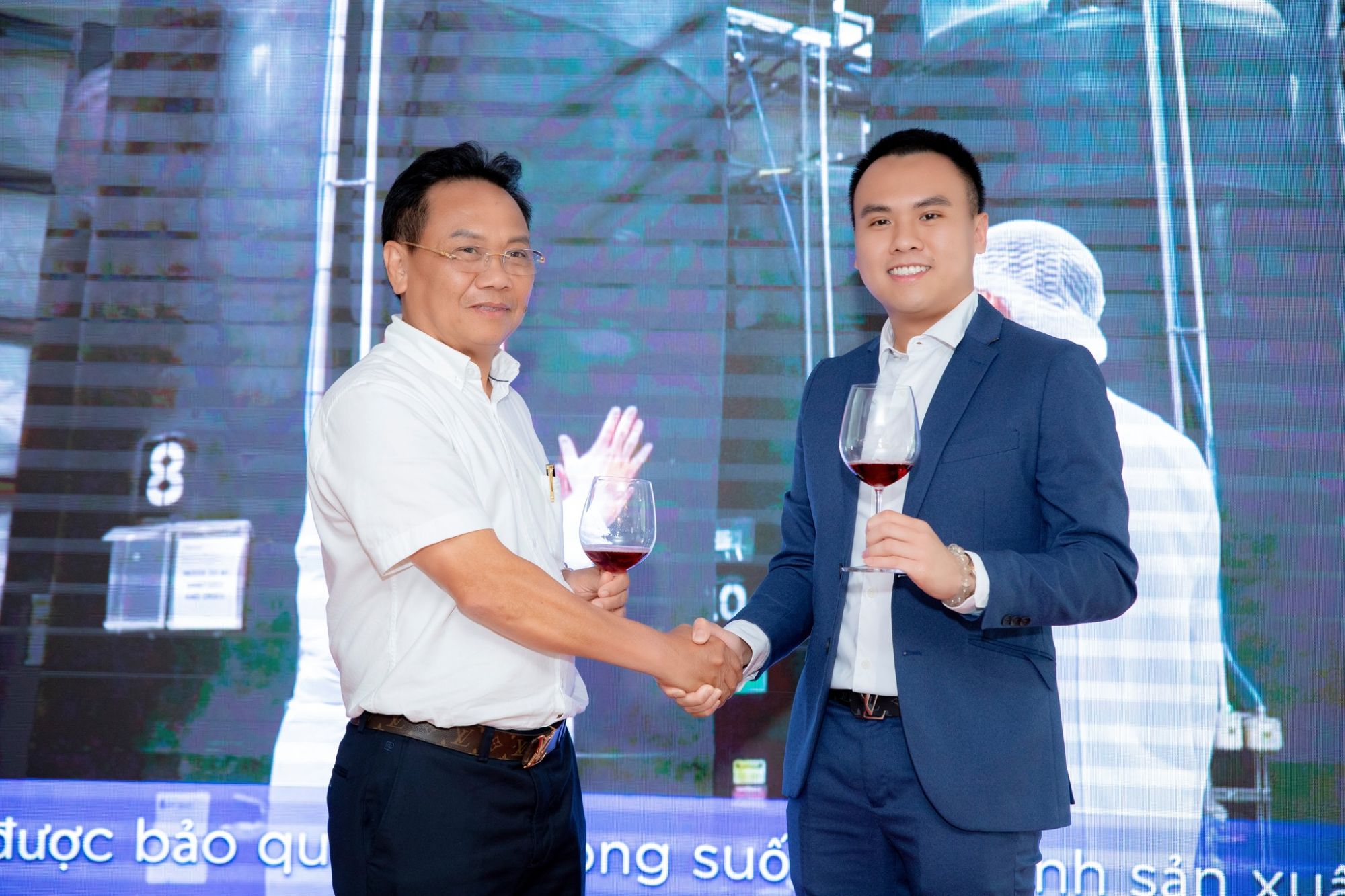 Giám đốc Võ Minh Minh nâng ly chúc mừng lễ ra mắt sản phẩm dầu hạt lanh ép lạnh bền nhiệt OHAWA